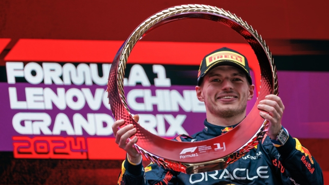 Max Verstappen, pilota della Red Bull , che festeggia la vittoria conquistata durante il Gran Premio di Cina a Shanghai.