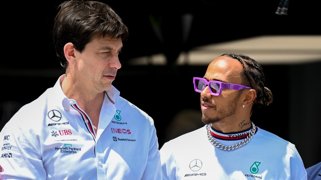 L’inizio dell’avventura in rosso per Lewis Hamilton non è stato dei più semplici.