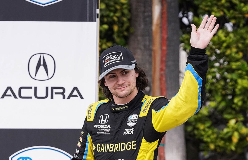 Colton Herta è pronto a una nuova sfida: dal 2026 correrà in Formula 2 con il team Hitech GP. L’annuncio segna ufficialmente la fine della sua avventura in IndyCar e l’inizio di un percorso mirato verso la Formula 1.
