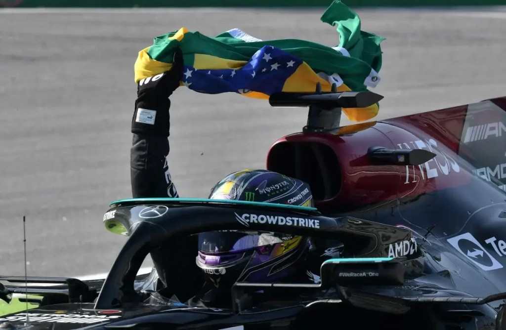 Nell'anniversario dei trent'anni, una lettera immaginaria di Lewis Hamilton al suo idolo di sempre Ayrton Senna.