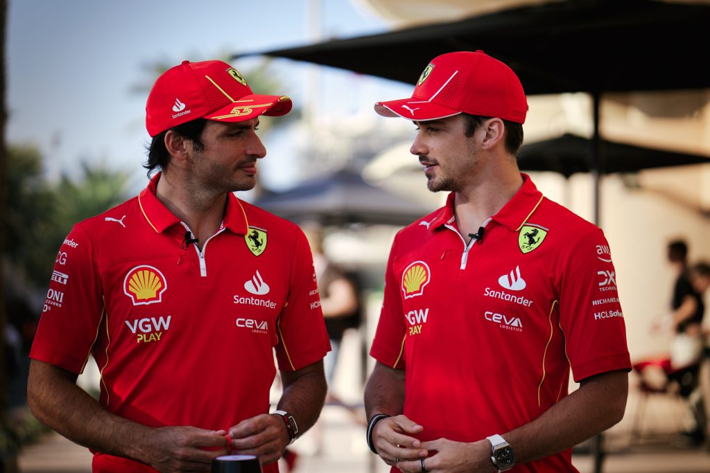 Carlos Sainz, che ha condiviso il box con Charles Leclerc per quattro stagioni, fa il punto sui più veloci in Formula 1: secondo lo spagnolo, il monegasco resta imbattibile sul giro secco, mentre solo Lando Norris può tenergli testa. Max Verstappen, invece, domina nelle gare.