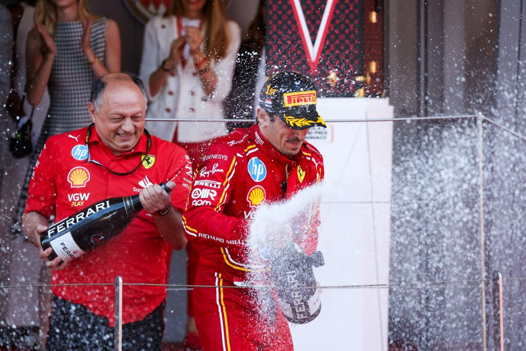 Charles Leclerc e Frederic Vasseur che festeggiano sul podio di Monaco la vittoria di Leclerc 