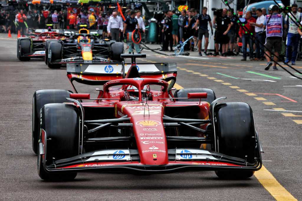 Charles Leclerc chiude la terza e ultima sessione di Prove Libere del GP di Monaco con un super tempo, confermando le ottime sensazioni del venerdì. In difficoltà Red Bull, con Verstappen che riesce comunque a non perdere di vista il ferrarista.

