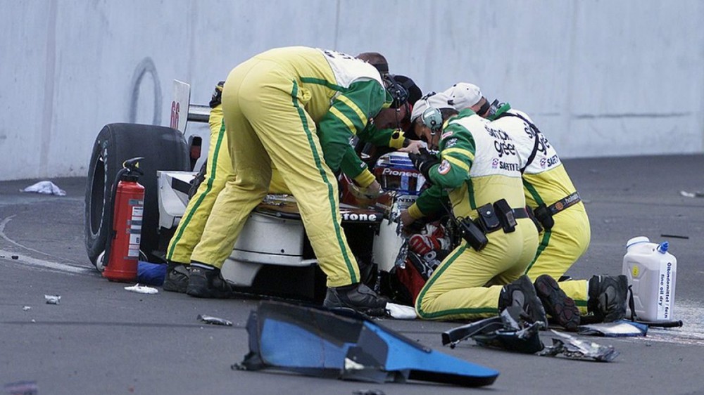 Un veterano della Formula Indy, all'età di 87 anni, ci lascia. Immergiti nella vita di Wally Dallenbach, pilota di auto da corsa americano. Dalle vittorie in pista al ruolo di capo commissario di gara.
