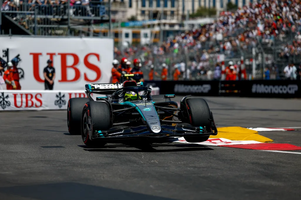 Hamilton alla guida della sua W15 sul circuito di Monaco