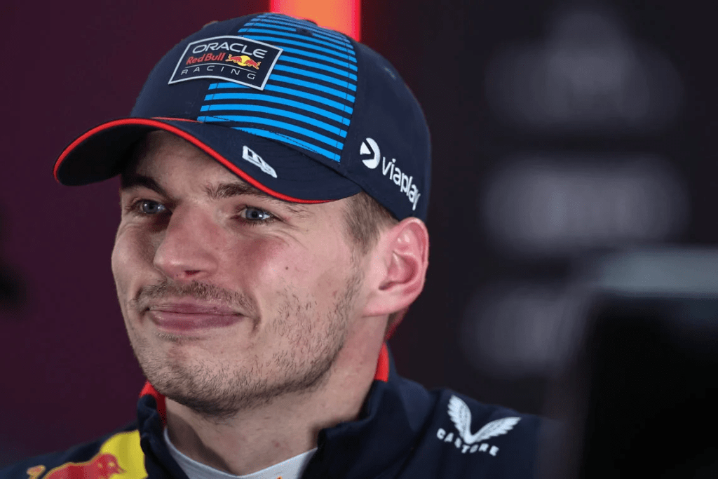 Verstappen sorride ai media. Secondo molte voci, l'olandese è accostato alla Mercedes per il 2025 o 2026.