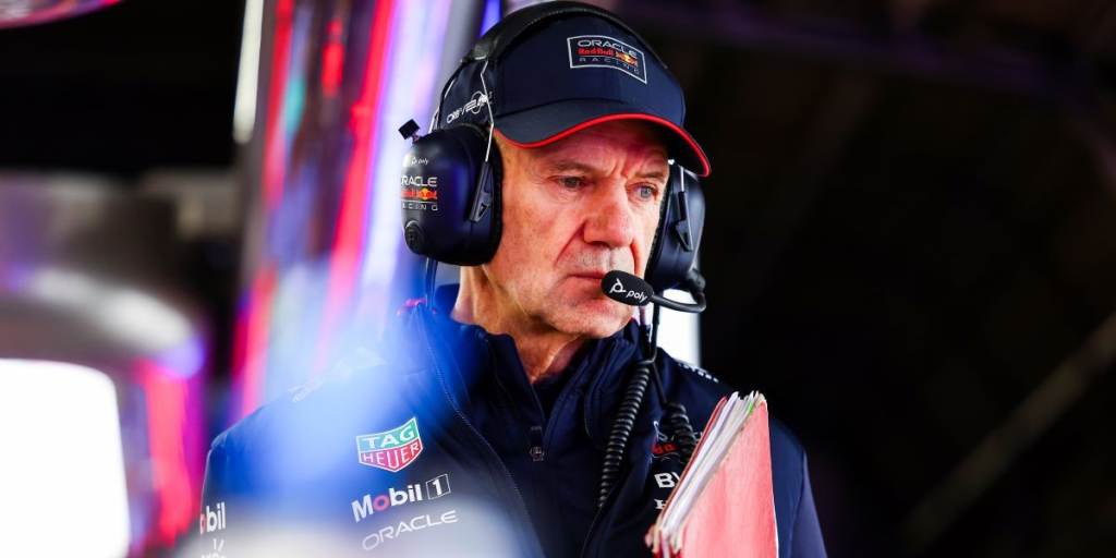 Il futuro di Adrian Newey nel mondo della Formula 1 continua a suscitare grande interesse e attenzione da parte dei team. Secondo quanto riportato, un nuovo contendente si è unito alla corsa per assicurarsi la firma del celebre direttore tecnico, che lascerà la Red Bull all'inizio del prossimo anno.