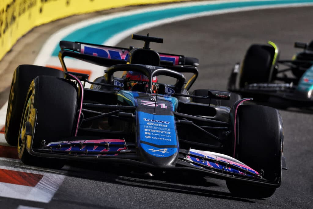 Esteban Ocon è uno dei dieci piloti che non hanno ancora un contratto per il 2025. L'accordo pluriennale tra il francese e Alpine scade alla fine di quest'anno, e ci sono molti dubbi sul suo rinnovo. Il francese è da cinque anni ad Enstone e viste le prestazioni dell'A524 non è da escludere che voglia tentare la fortuna in un'altra struttura.