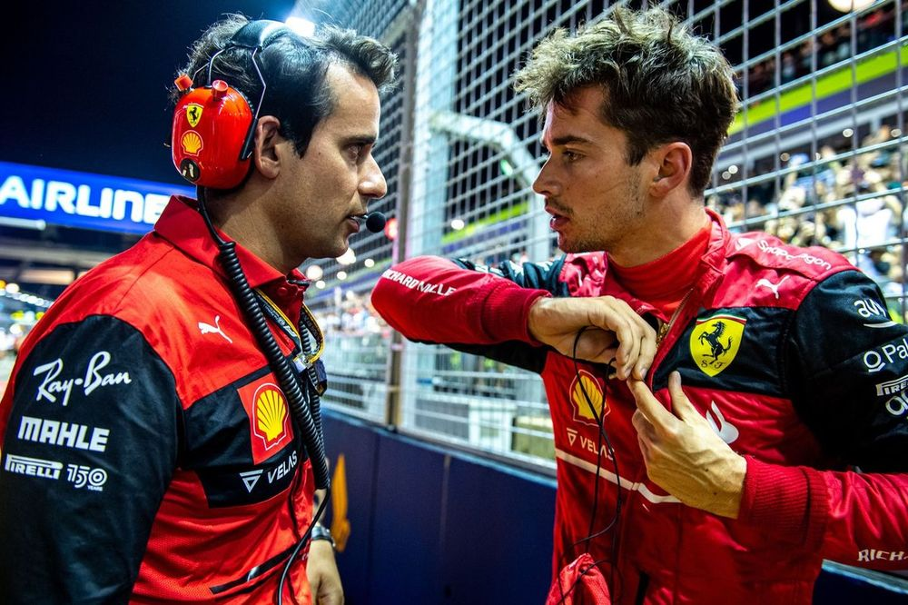 Charles Leclerc ha rivelato che la decisione di cambiare il suo ingegnere di pista di Formula 1 dal Gran Premio dell'Emilia Romagna di questo fine settimana è stata una scelta di squadra.