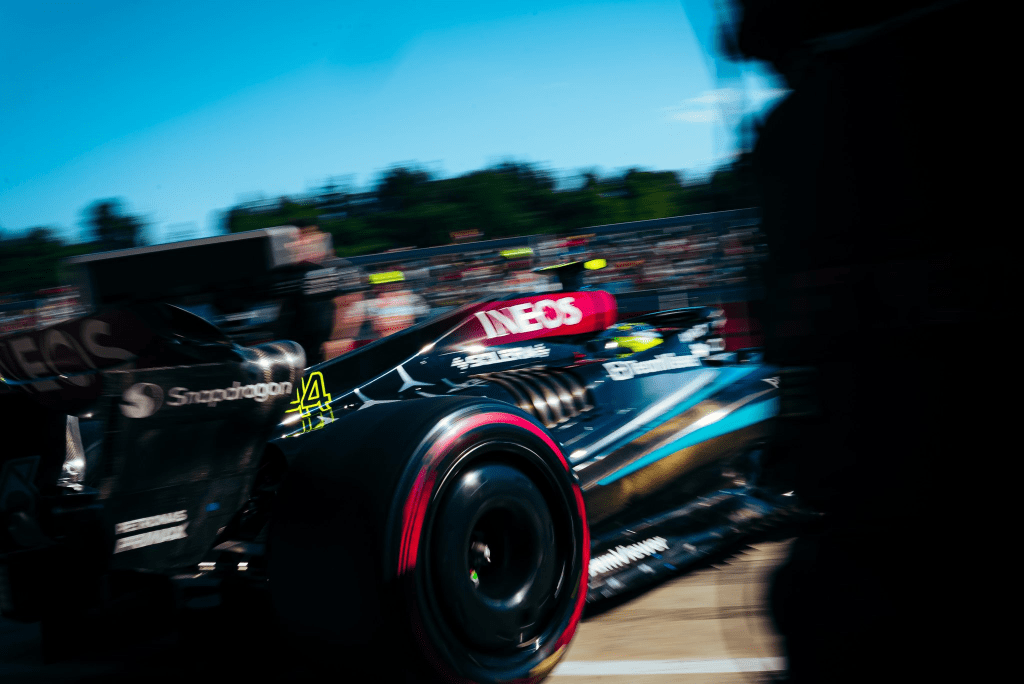 Lewis Hamilton partirà ottavo a Imola. Il pilota britannico non ha avuto possibilità di lottare per le prime posizioni in una sessione di qualifiche dominata da un ispirato Max Verstappen e dal progresso delle due McLaren.