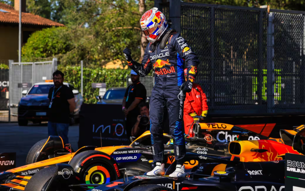 Ad Imola Max Verstappen domina la gara ma soffre nel finale, subendo gli attacchi di Norris. L'olandese torna a vincere.