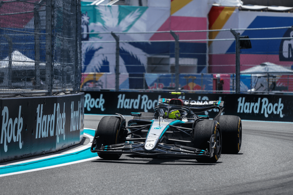La Mercedes ha ricevuto una sorta di "cartellino verde" dai commissari sportivi della Formula 1 nonostante una violazione dei regolamenti durante una sessione di qualifica.