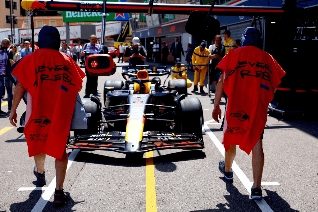 Il pilota della Red Bull Max Verstappen è deluso dopo una prima giornata di prove difficile in vista del Gran Premio di Monaco. La giornata dell’olandese è stata caratterizzata da problemi di assetto, lamentele in radio e diversi colpi contro le barriere.