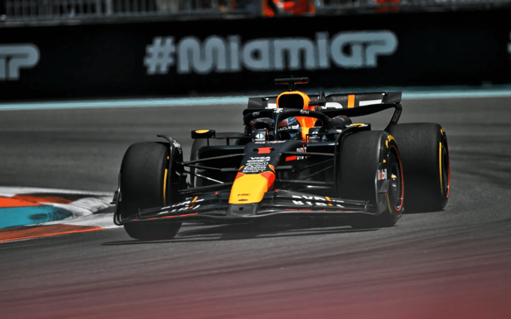 La griglia di partenza per il Gran Premio di Miami, che scatterà alle ore 22:00 italiane. Prima fila per Max Verstappen e Charles Leclerc. Alle loro spalle Sainz e Perez.