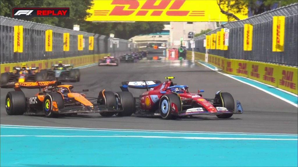 Carlos Sainz Jr. ha perso il quarto posto nel Gran Premio di Miami dopo aver ricevuto una penalità per una collisione con Oscar Piastri.