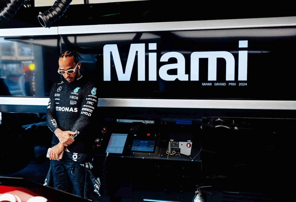A Miami, Lewis Hamilton può tornare a sorridere. Spiega che poter avvicinarsi e gareggiare con Red Bull sia un segno di miglioramento.