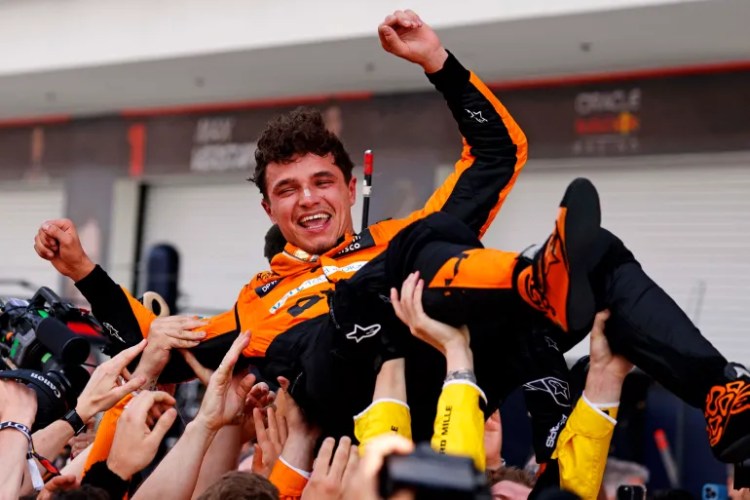 Lando Norris che viene alzato dal suo team, McLaren per festeggiare la sua vittoria, poco dopo essere sceso dalla sua vettura, a Miami 2024