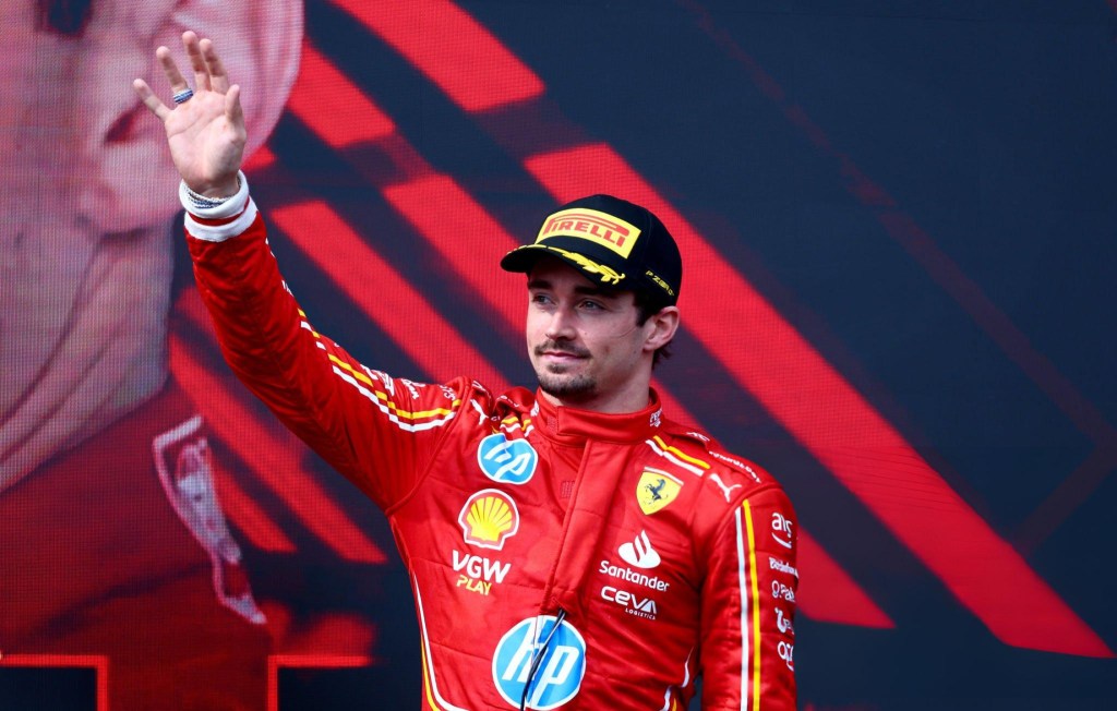 Charles Leclerc sul podio ad Imola mentre saluta i tifosi