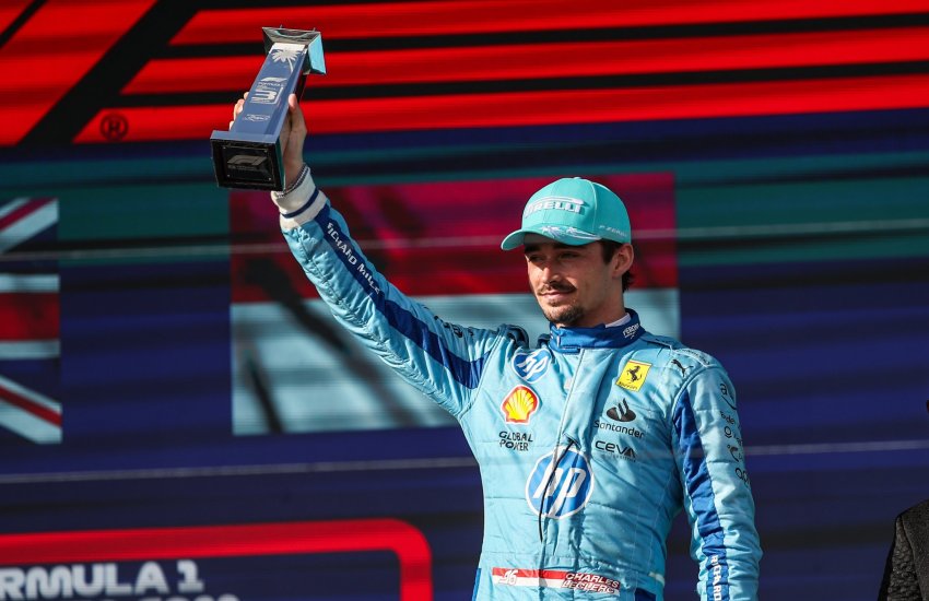 Charles Leclerc sul podio del GP di Miami, che festeggia il terzo posto
