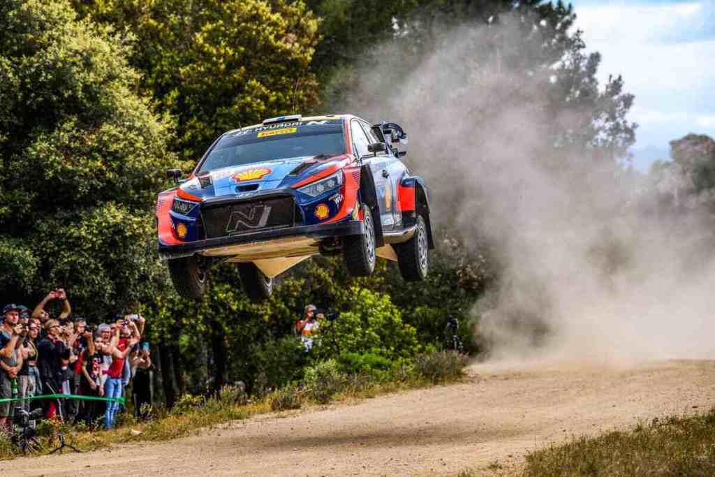 Il WRC torna in Sardegna, che quest'anno vede il debutto di un nuovo format che impareremo presto a conoscere. Ecco la preview!