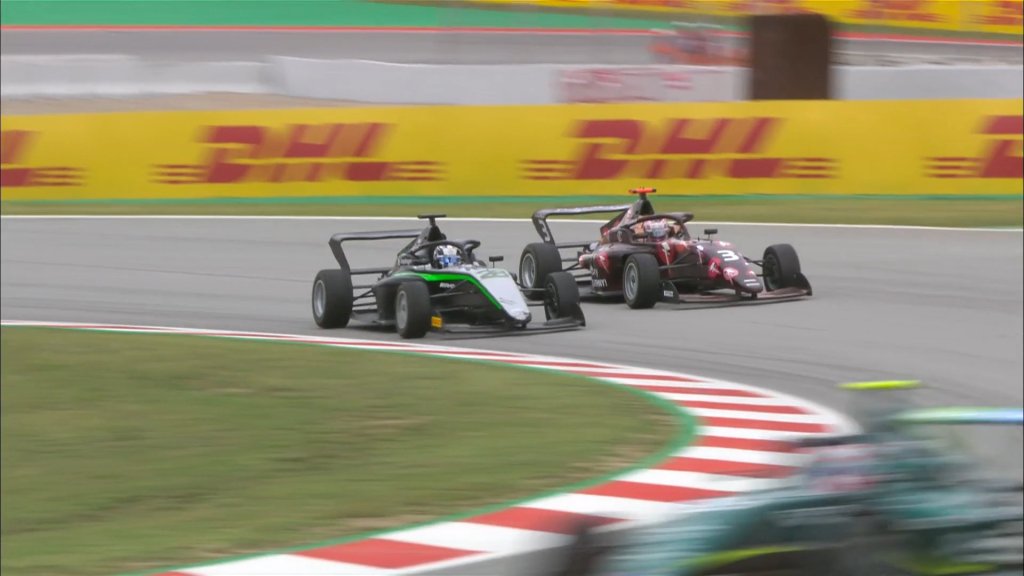 Abbi Pulling. La pilota inglese domina la Gara 1 a Barcellona. Dietro di lei Nerea Martì e Chloe Chambers. Notte fonda per Maya Weug, la pilota Ferrari ritirata nel primo giro.