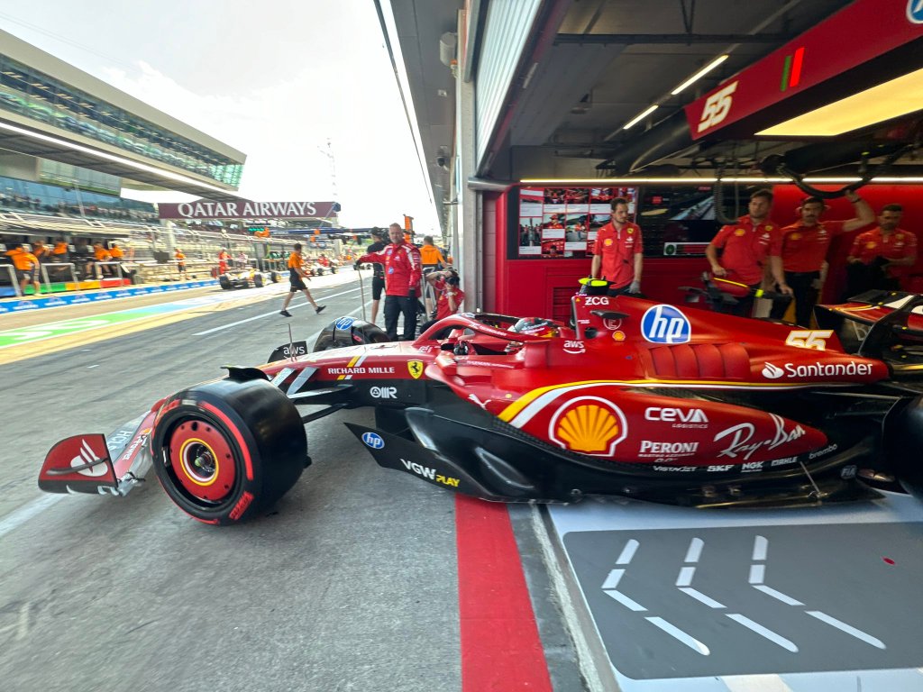 Carlos Sainz ha ammesso di essere deluso per non essere riuscito a piazzarsi tra i primi tre nella qualifica Sprint. Il pilota madrileno ha rivelato che la sua Ferrari SF-24 risponde meglio con le gomme medie rispetto a quelle morbide, utilizzate in SQ3.