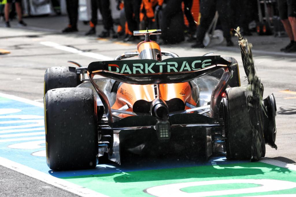 La MCL38 di Lando Norris dopo l'incidente con Max Verstappen in pit lane, con l'anteriore destra distrutta.
