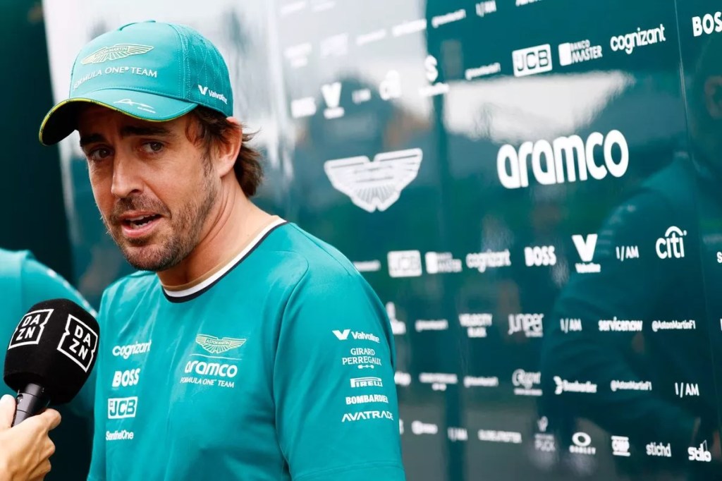 Alonso ai microfoni dei giornalisti durante il media day in Canada