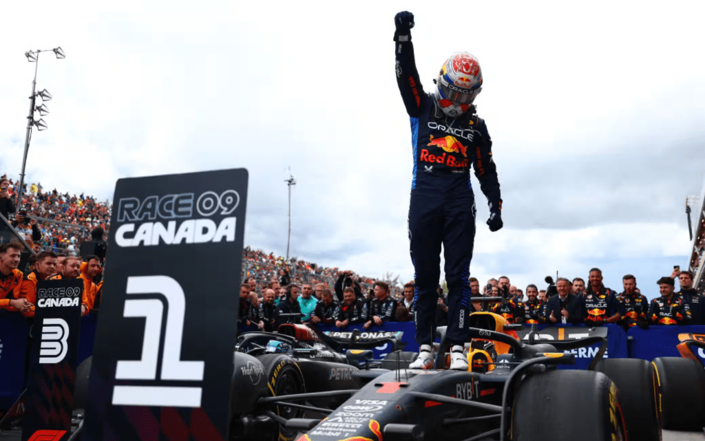 Max Verstappen ha raggiunto un nuovo traguardo nel suo impressionante palmarès, eguagliando un record condiviso da due leggende della Formula 1: Lewis Hamilton e Michael Schumacher.