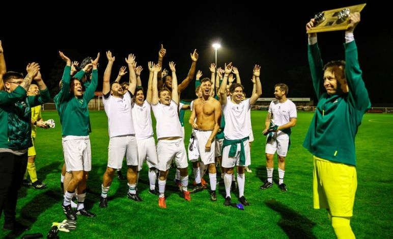 Il prossimo 11 luglio, gli impiegati di Mercedes e Aston Martin si affronteranno in una partita di calcio benefica presso lo stadio St James Park di Brackley. Questa partita rappresenta la rivincita dell'incontro dello scorso anno, in cui il team di Silverstone ha prevalso con un punteggio di 5-4.