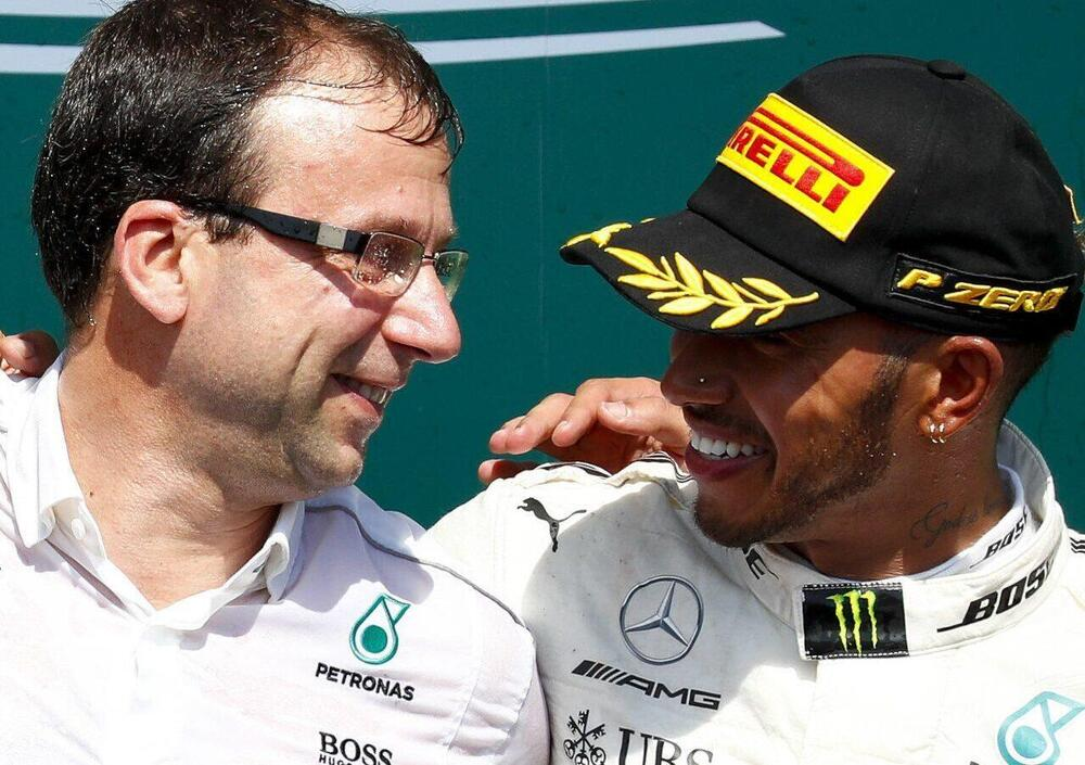 Il team principal della Ferrari, Fred Vasseur, ha individuato un aspetto chiave della sua leadership che necessita di miglioramento. Dopo 17 mesi al timone della Scuderia, il francese ha riconosciuto di essere spesso concentrato sugli aspetti negativi piuttosto che celebrare i successi del team.