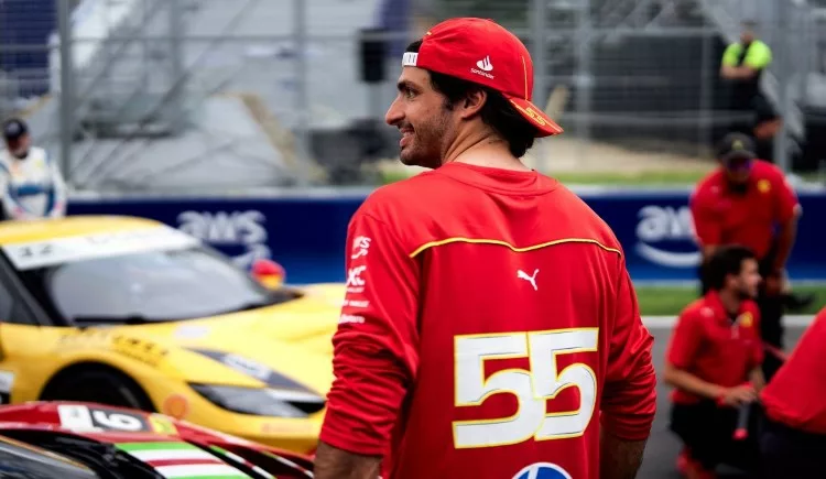 Carlos Sainz, attuale pilota della Ferrari, è al centro dell'attenzione del mercato piloti per la stagione 2025. Con diverse squadre interessate ai suoi servizi, lo spagnolo ha rivelato di poter "firmare un contratto domani" se lo volesse, ma ha scelto di prendersi ancora un po' di tempo per decidere.