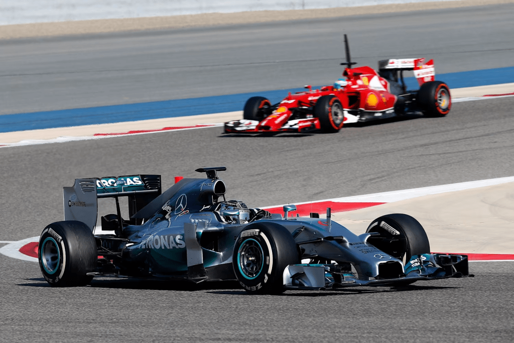 Stefano Domenicali, CEO della Formula 1, ha condiviso una visione sorprendente per il futuro delle regolamentazioni dei motori del campionato, dichiarando che le nuove normative sui motori ibride per il 2026 potrebbero essere le ultime a richiedere unità di potenza ibride. 