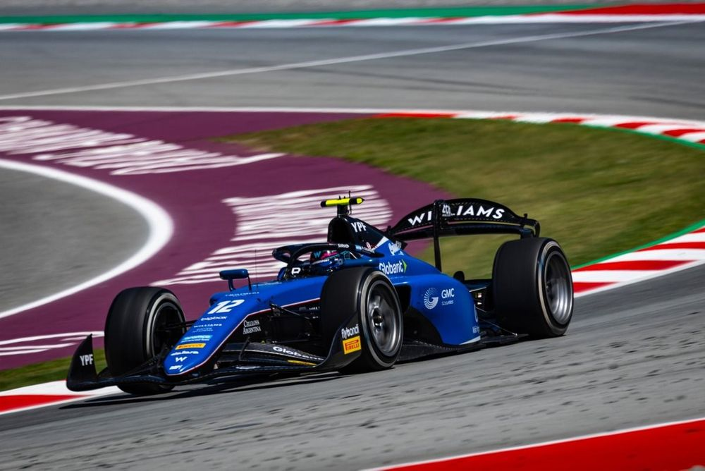 Franco Colapinto, giovane pilota argentino della Williams, ha vissuto un momento di grande frustrazione durante le qualifiche di Formula 2 a Barcellona. Dopo essere stato a un soffio dalla sua prima pole position, mancandola per soli 0,006 secondi, Colapinto è uscito di pista, esprimendo così la sua delusione.