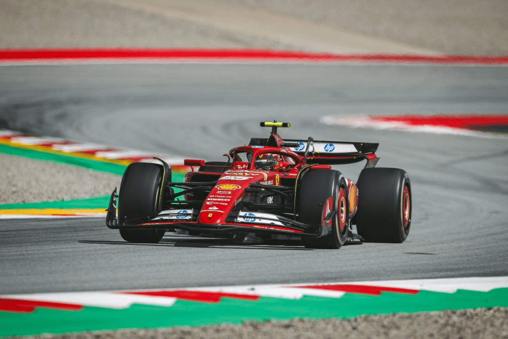 La lotta interna tra Charles Leclerc e Carlos Sainz nasconde una Ferrari che all’esame Barcellona è stata rimandata. Se non addirittura bocciata.