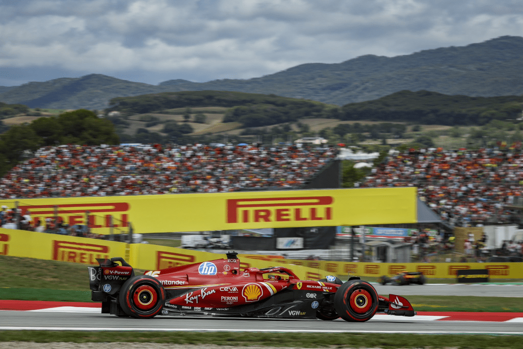 La lotta interna tra Charles Leclerc e Carlos Sainz nasconde una Ferrari che all’esame Barcellona è stata rimandata. Se non addirittura bocciata.