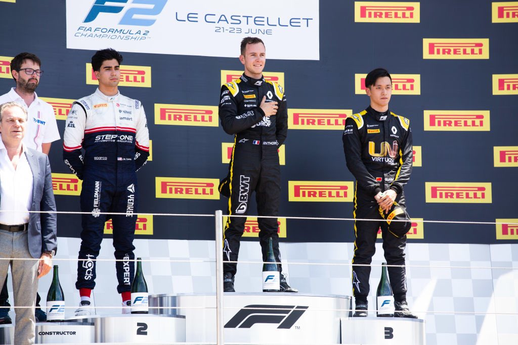 Juan Manuel Correa ha celebrato un ritorno emozionante sul podio della Formula 2 domenica, esattamente cinque anni dopo la sua ultima apparizione ufficiale tra i primi tre. Questo traguardo arriva 24 ore dopo aver perso un risultato tra i primi tre a causa di una penalità post-gara.