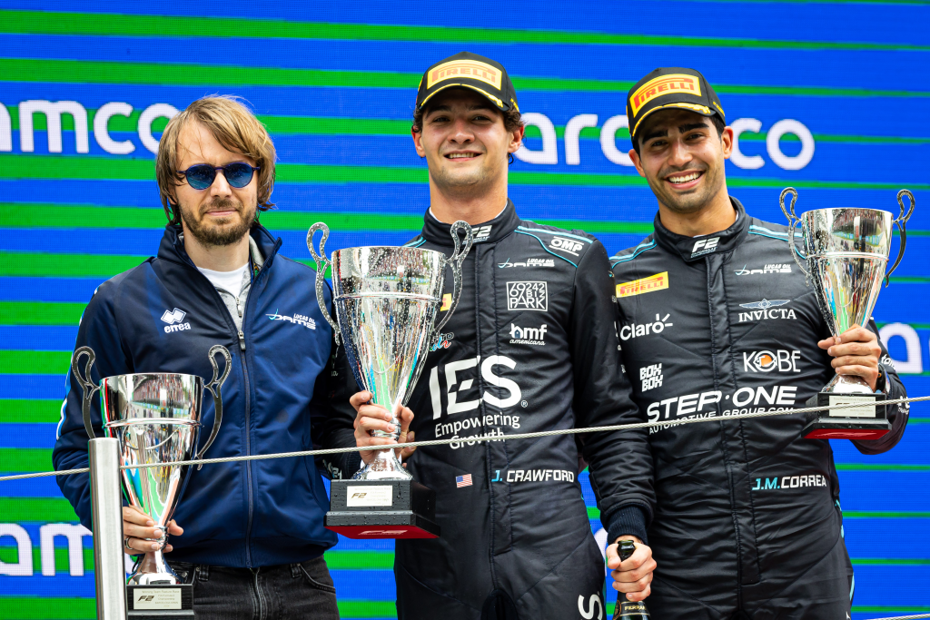Juan Manuel Correa ha celebrato un ritorno emozionante sul podio della Formula 2 domenica, esattamente cinque anni dopo la sua ultima apparizione ufficiale tra i primi tre. Questo traguardo arriva 24 ore dopo aver perso un risultato tra i primi tre a causa di una penalità post-gara.