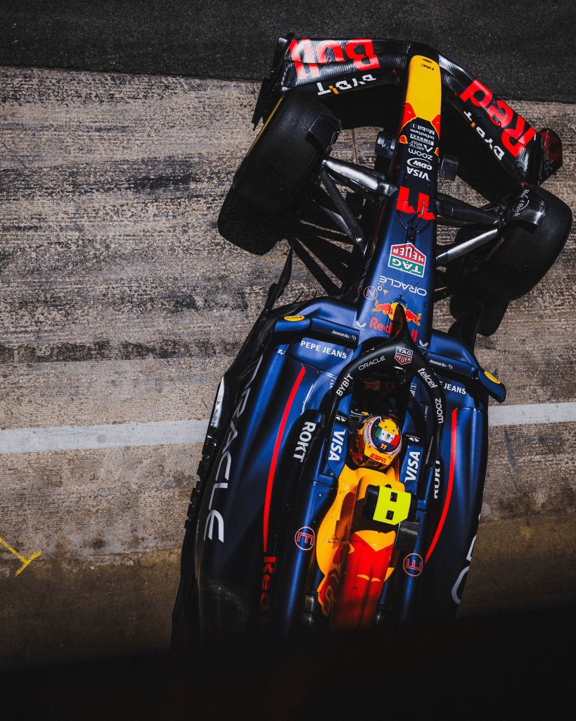 Prima di arrivare a Barcellona, Helmut Marko è stato chiaro: "Sergio Pérez ha tre gare per migliorare le sue prestazioni". Nonostante Christian Horner abbia deciso di rinnovare il contratto di Pérez per altri due anni (un “uno + uno” per essere più precisi), il dottor Marko non sembra molto convinto del rendimento del pilota messicano.