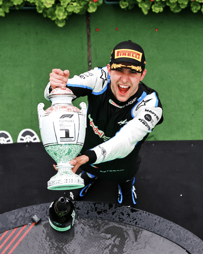 Il pilota di Formula 1 Esteban Ocon ha annunciato che lascerà il BWT Alpine F1 Team alla fine della stagione 2024. La decisione è stata presa di comune accordo tra Ocon e il team, segnando la fine di un capitolo significativo nella carriera del pilota francese.