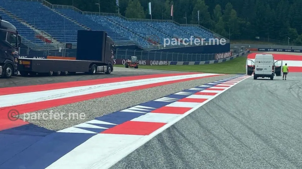 Il promotore del Gran Premio d'Austria sembra aver trovato la soluzione all'interminabile problema dei track limits su questo circuito. Le curve 9, 10 e 11, ovvero le ultime tre, saranno dotate di una sottile fascia di ghiaia all'esterno che comporterà una significativa perdita di tempo per i piloti che oltrepassano la linea bianca in quel punto.