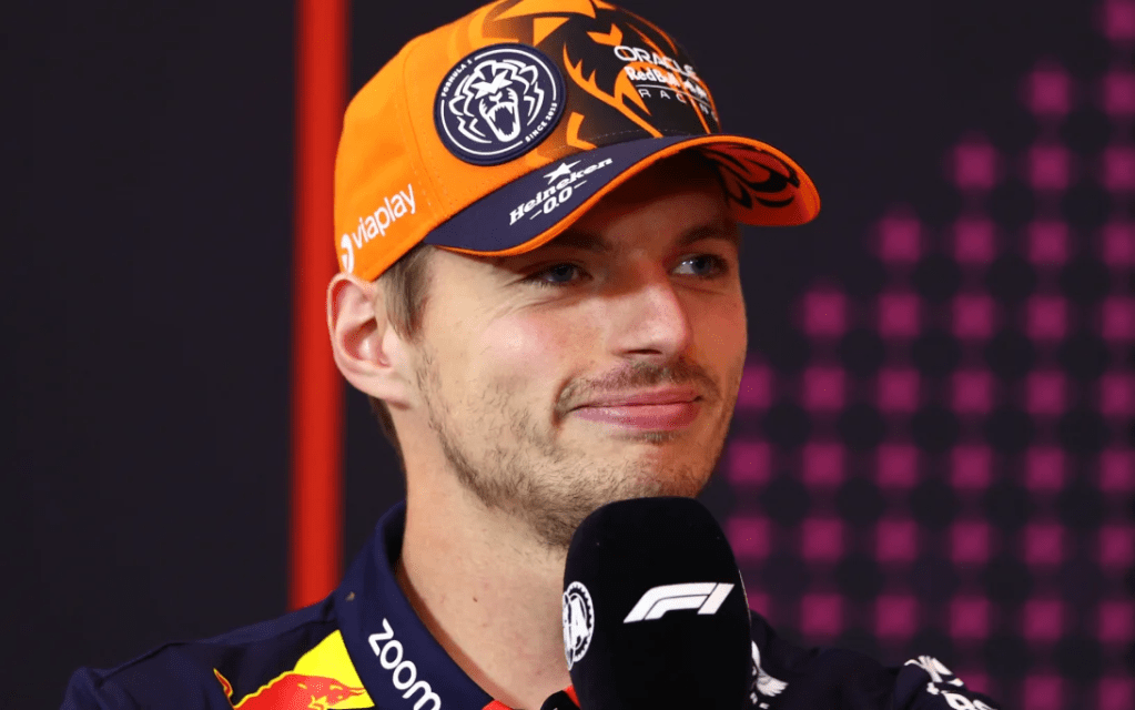 Max Verstappen, campione del mondo di Formula 1, ha evitato una penalità al Gran Premio d'Austria ancora prima che le attività in pista avessero inizio, dopo essere stato convocato dai commissari di gara. Verstappen era uno dei cinque piloti selezionati per partecipare alla conferenza stampa ufficiale della FIA al Red Bull Ring, insieme a Charles Leclerc, Logan Sargeant, Zhou Guanyu e Yuki Tsunoda.
