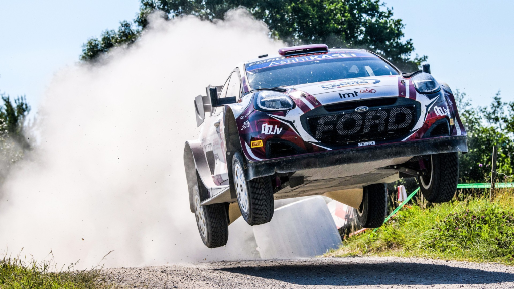 La prima tappa del Rally di Polonia, settimo appuntamento del Mondiale Rally, si è conclusa questa sera, lasciando però alcune ombre sull'evento. Nonostante il percorso si sia dimostrato all'altezza, veloce e impegnativo, l'organizzazione ha faticato a gestire l'afflusso massiccio di pubblico, causando disagi.