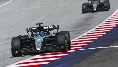 Toto Wolff esprime la sua soddisfazione dopo l'inaspettata vittoria di Russell, rivelando un piccolo dettaglio.