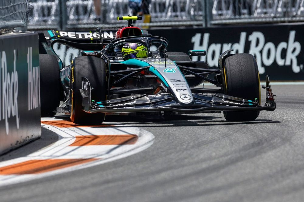 Lewis Hamilton sottolinea i progressi di Mercedes e gli importanti aggiornamenti apportati dal team. E spiega che il podio non è così lontano.