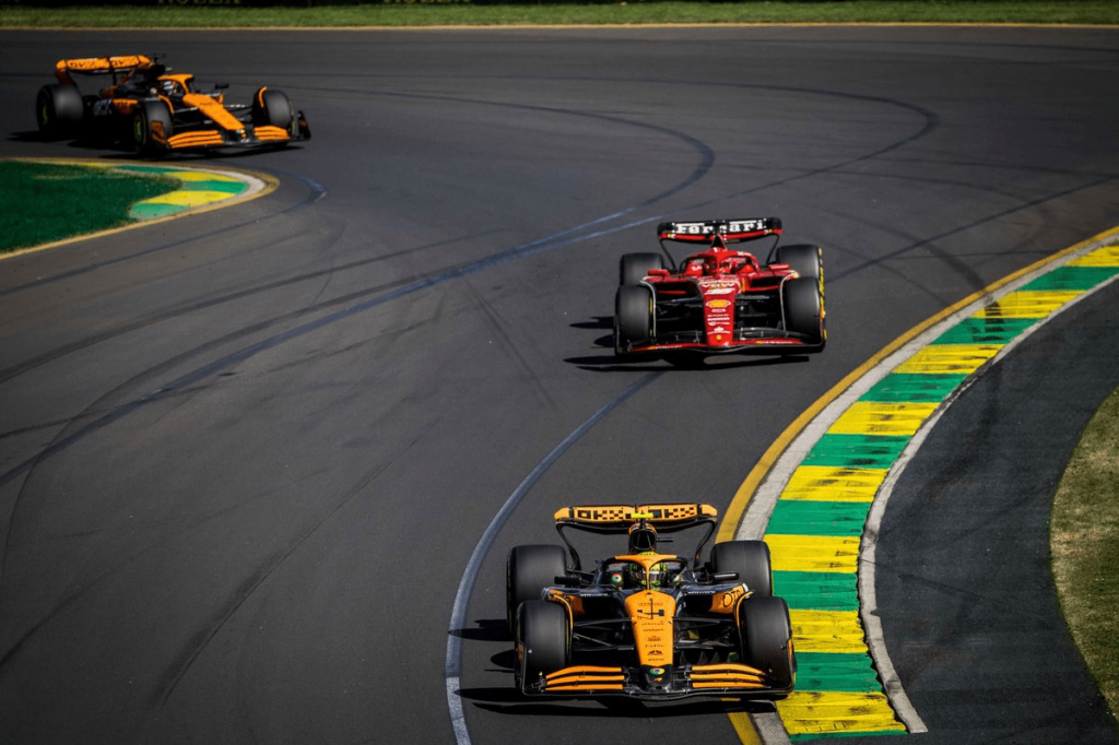 Lando Norris crede che, nella sfida con Ferrari, McLaren sia avvantaggiata in quanto è più costante e commette meno errori. 
