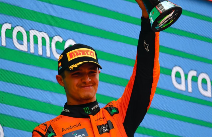 Lando Norris, pilota McLaren, che festeggia sul podio di Barcellona il secondo posto