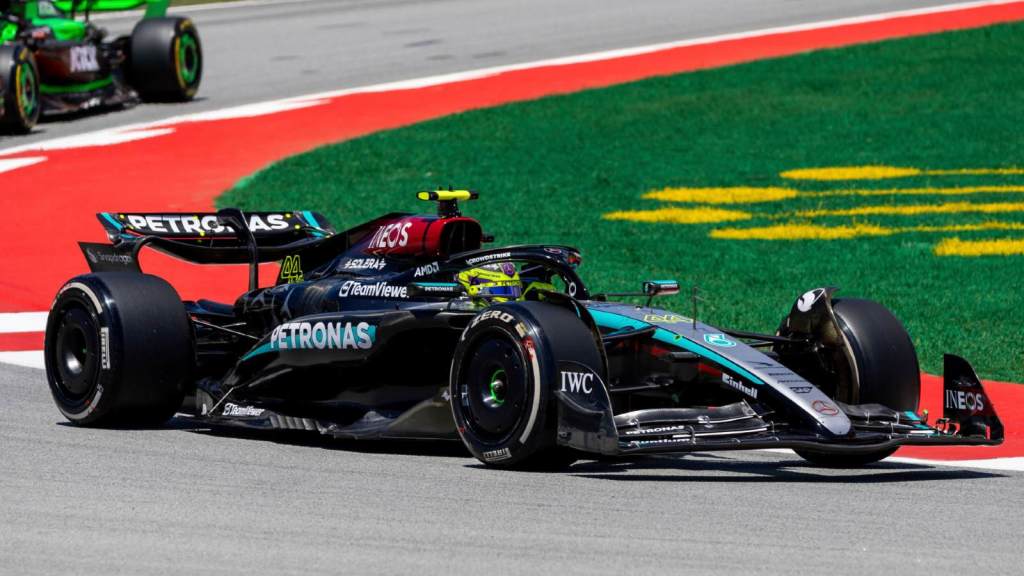 Sir Hamilton ringrazia il team per i continui sforzi, volti a migliorare la W15. Allo stesso modo incita Mercedes per tornare a splendere.