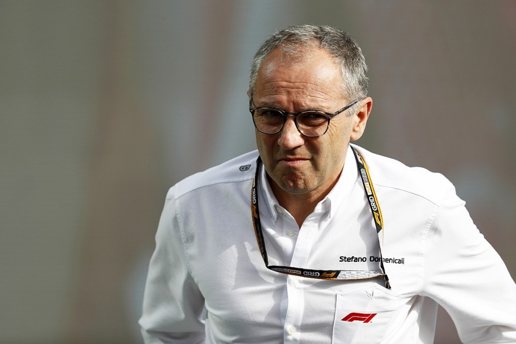 La Formula 1 ha ufficialmente annunciato il calendario per il Campionato del Mondo FIA 2026, una stagione che si preannuncia rivoluzionaria. Oltre a mantenere l’imponente numero di 24 gare, il 2026 segnerà l’inizio di una nuova era tecnica con l’introduzione di nuove regolazioni e l’utilizzo di carburante 100% sostenibile.
