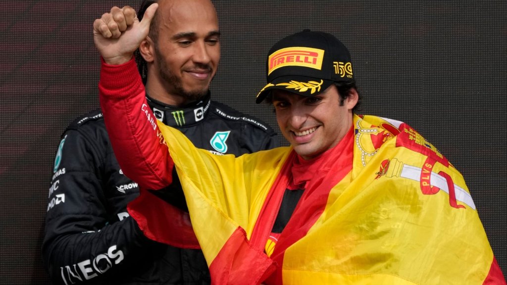 Sainz ancora incerto sul suo futuro parla ai microfoni di GQ Spain del suo futuro sostituto in Ferrari. Per Carlos, Lewis non è uno qualunque.   
